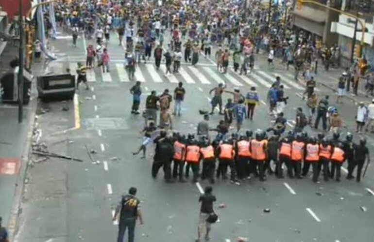 Imagen de Caos en el Obelisco durante los festejos de los hinchas de Boca, 20 detenidos y siete policías heridos