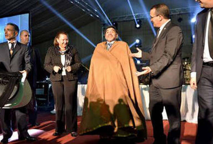 Maradona, con un poncho, en Argelia.