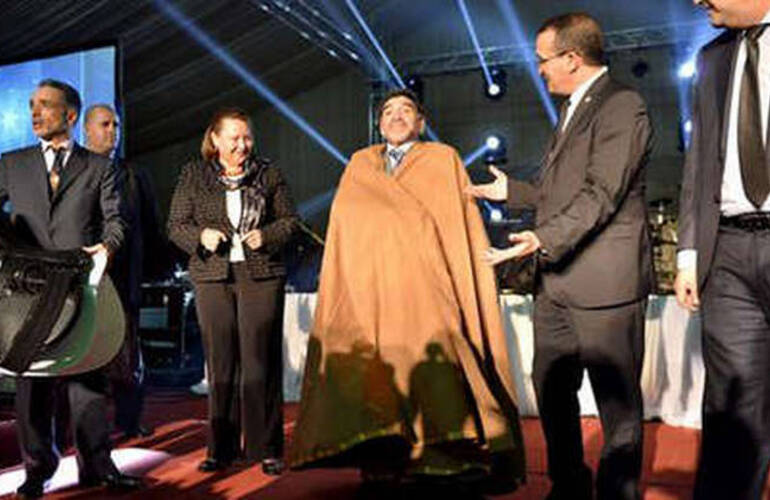 Maradona, con un poncho, en Argelia.