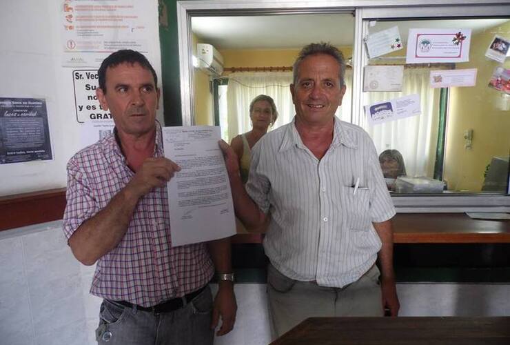 Sergio Gaudio y Juan Marinelli presentaron por mesa de entrada el reclamo del pago del bono navideño. Foto: Facebook Sindicato Municipal Arroyo Seco