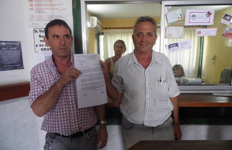 Sergio Gaudio y Juan Marinelli presentaron por mesa de entrada el reclamo del pago del bono navideño. Foto: Facebook Sindicato Municipal Arroyo Seco