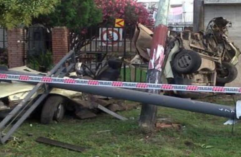 El auto quedó despedazado.