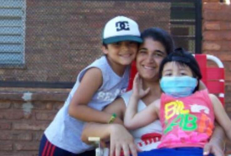 Tomás (de barbijo) debe realizarse periódicamente sesiones de quimioterapia. Tomás (de barbijo) debe realizarse periódicamente sesiones de quimioterapia.