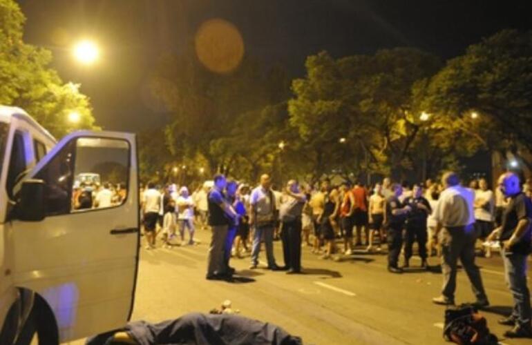 El cuerpo de una de las v&iacute;ctimas junto a la combi momentos despu&eacute;s del feroz ataque. Foto: S.Salinas. La Capital