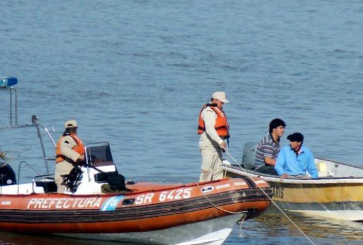 Uno de los operativos montados por Prefectura para hallar desaparecidos en las aguad del río marrón.