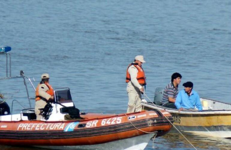 Uno de los operativos montados por Prefectura para hallar desaparecidos en las aguad del río marrón.