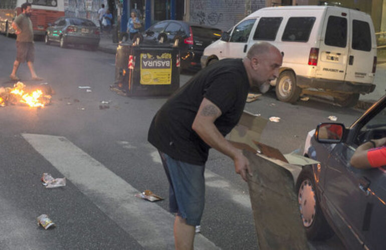 La víctima fue trasladada al Hospital Piñero. Foto: Rodrigo Néspolo