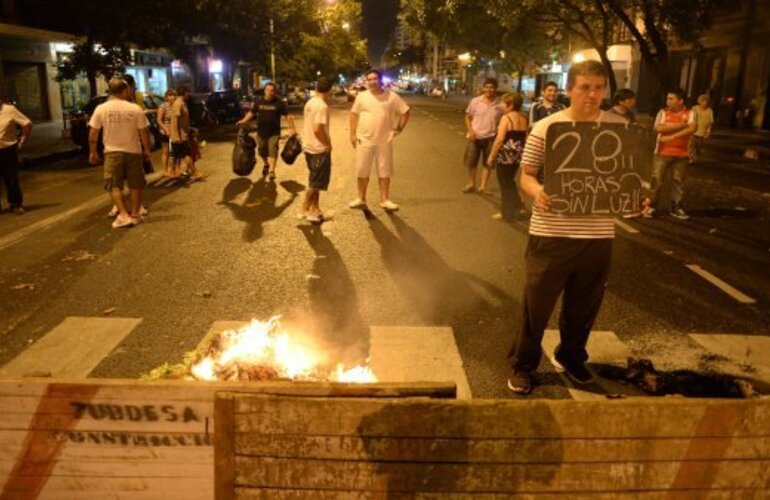 Imagen de Cortes de luz: Muri&oacute; el hombre que fue baleado por un polic&iacute;a cuando cortaba la calle
