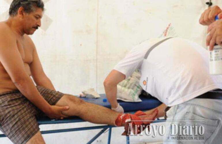 Un hombre es atendido por una mordedura de palometa en la carpa sanitaria del Sies. Foto: S. Salinas. La Capital