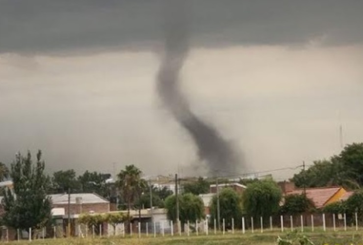 El tornado en San Lorenzo. Foto: Luciano Sigalott