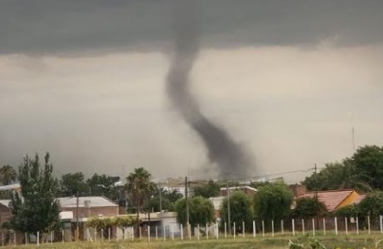 El tornado en San Lorenzo. Foto: Luciano Sigalott