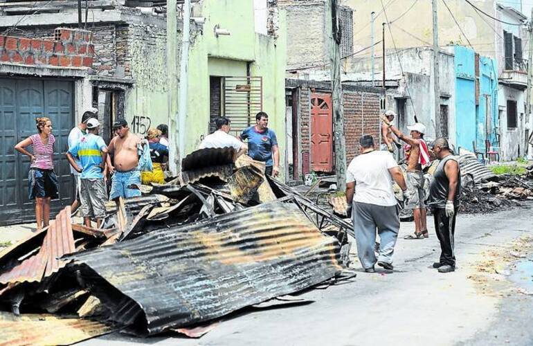 Chapas quemadas de la vivienda de Dock Sud donde viv&iacute;a la familia que muri&oacute; en el incendio. Foto: L. THIEBERGER. Clarin