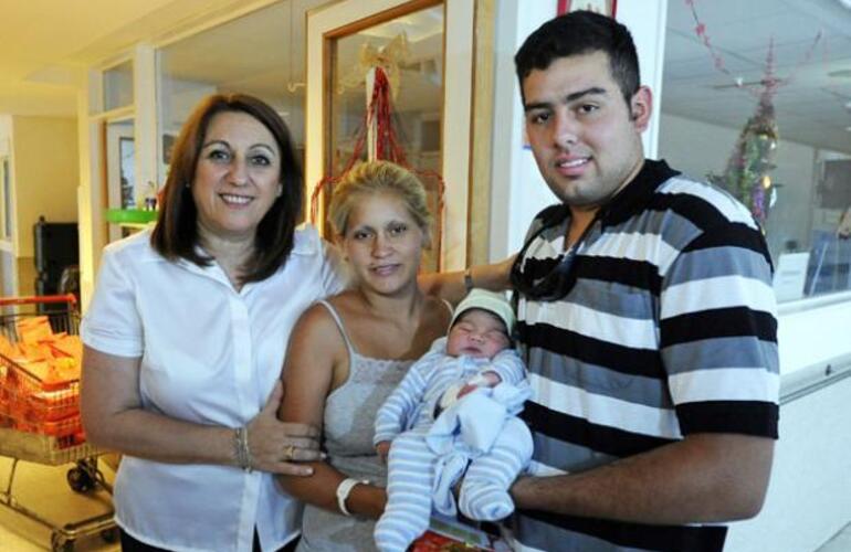 La intendenta salud&oacute; hoy a los padres del peque&ntilde;o Valentino. Foto: M. Martinez Berger