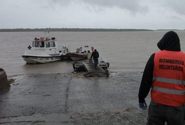 Prefectura Naval y en colaboración con Bomberos Voluntarios realizaron el rastrillaje en la zona.