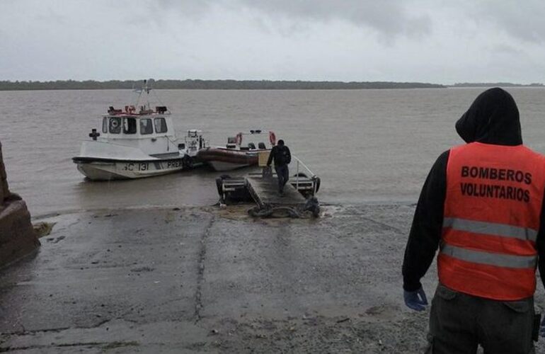 Prefectura Naval y en colaboración con Bomberos Voluntarios realizaron el rastrillaje en la zona.