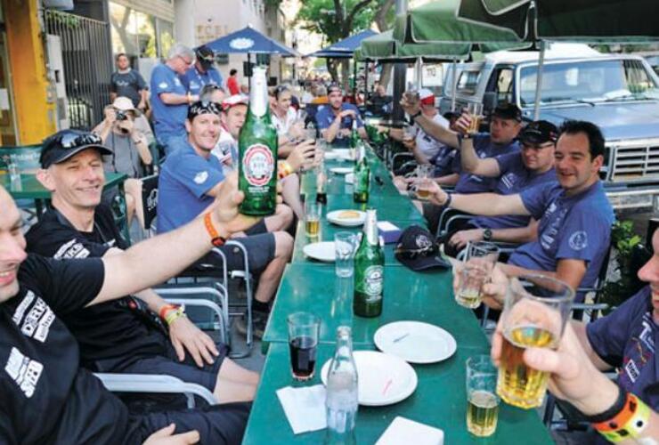 Un equipo holandés que compite en camiones, en un bar de avenida Pellegrini. Foto: Sergio Toriggino. La Capital