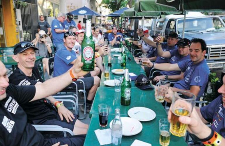 Un equipo holandés que compite en camiones, en un bar de avenida Pellegrini. Foto: Sergio Toriggino. La Capital