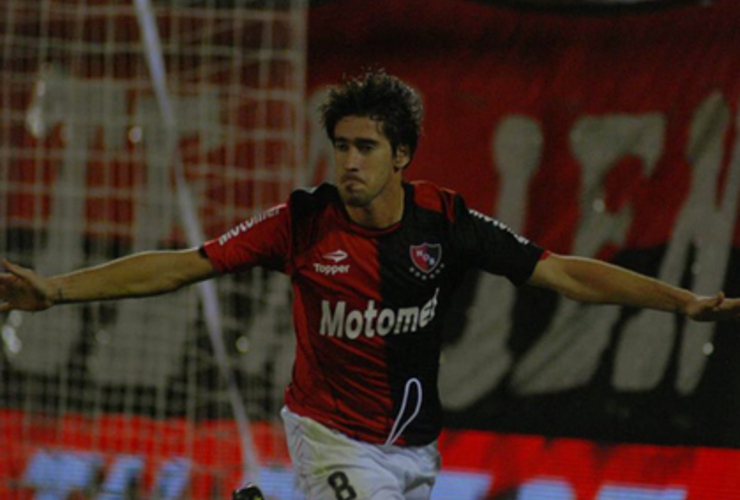 Pablo Pérez festejando uno de los goles anotados con la camiseta rojinegra