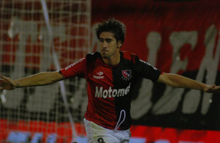 Pablo Pérez festejando uno de los goles anotados con la camiseta rojinegra