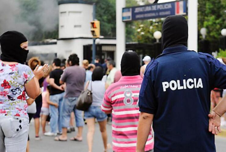 Uniformados con capuchas durante la protesta.