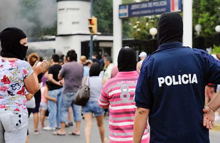 Uniformados con capuchas durante la protesta.