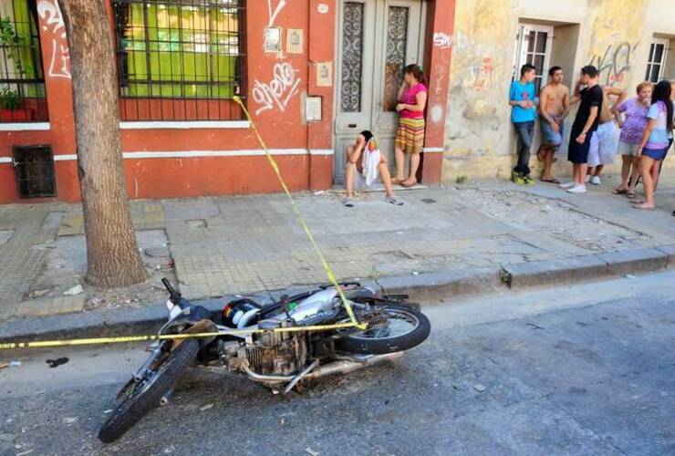 Un adolescente fue asesinado hoy de dos balazos en el barrio de Constitución y por el crimen detuvieron a un sospechoso también menor de edad.