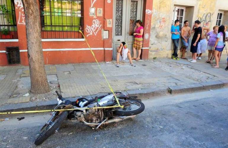 Un adolescente fue asesinado hoy de dos balazos en el barrio de Constitución y por el crimen detuvieron a un sospechoso también menor de edad.