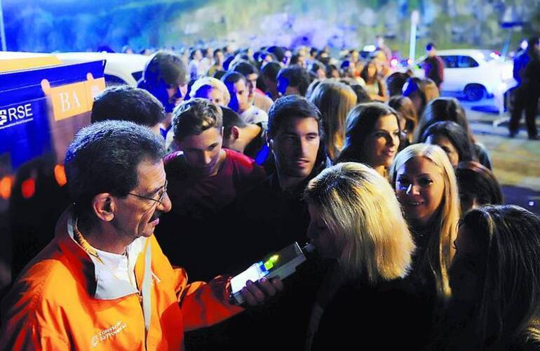 En la entrada a La Normandina, el domingo, hubo largas colas para hacer el test de alcoholemia. Más de mil jóvenes lo pasaron. Foto: MARCELO GENLOTE. Clarín