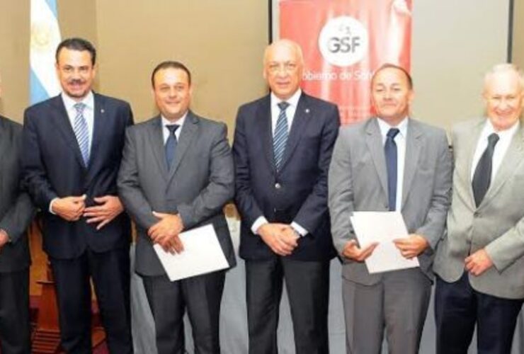 Los nuevos jefes junto a Bonfatti y funcionarios. Foto: Prensa Gobernación