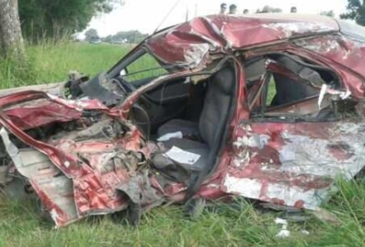 El conductor del coche recibió el golpe más fuerte. Foto: Bomberos Capitán Bermúdez