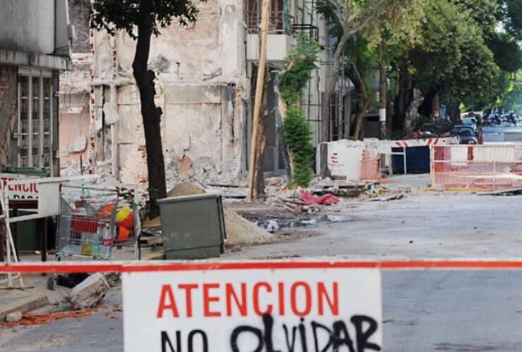 Ya fue retirada del lugar la enorme grúa que ayudó a la demolición de las torres siniestradas. Foto: Alfredo Celoria. La Capital