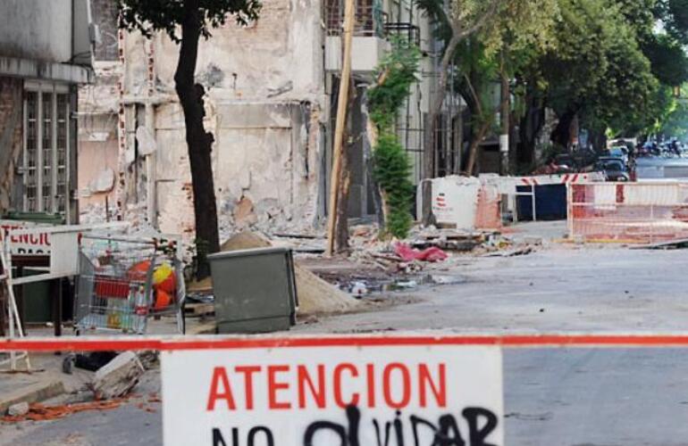 Ya fue retirada del lugar la enorme grúa que ayudó a la demolición de las torres siniestradas. Foto: Alfredo Celoria. La Capital