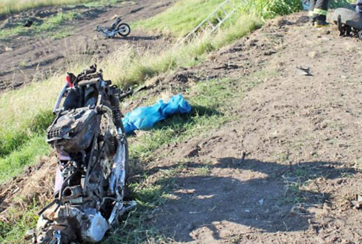 Las motos Appia Enduro y la Honda Wave quedaron destrozadas al costado de la ruta 34.