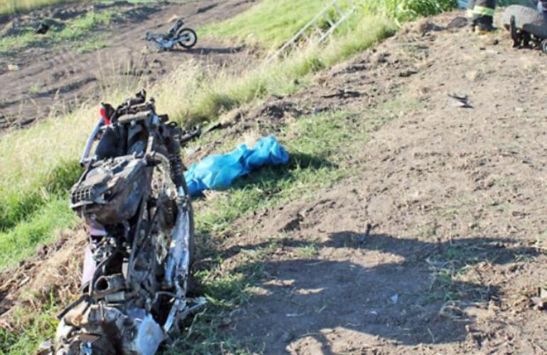 Las motos Appia Enduro y la Honda Wave quedaron destrozadas al costado de la ruta 34.