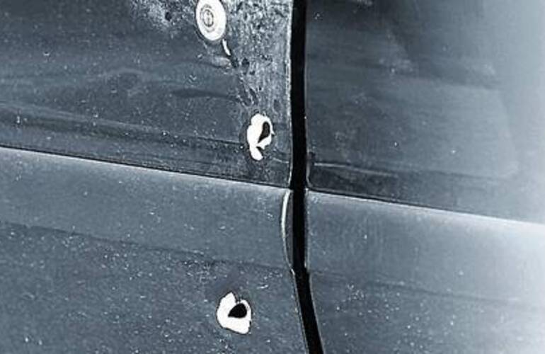 La parte trasera del Peugeot de la v&iacute;ctima. El coche recibi&oacute; cuatro tiros. Foto: L.THIEBERGER. Clar&iacute;n