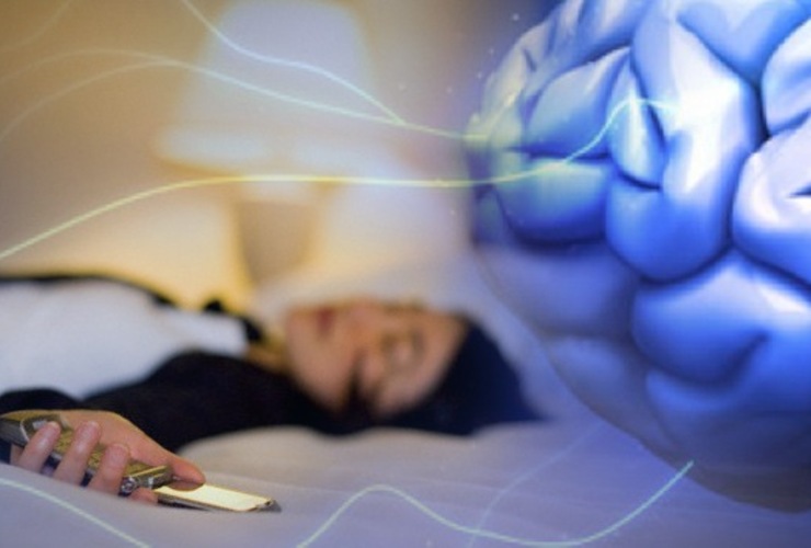 Imagen de Un 40% despiertan al borde de la hemorragia cerebral por dormir con el celular bajo la almohada