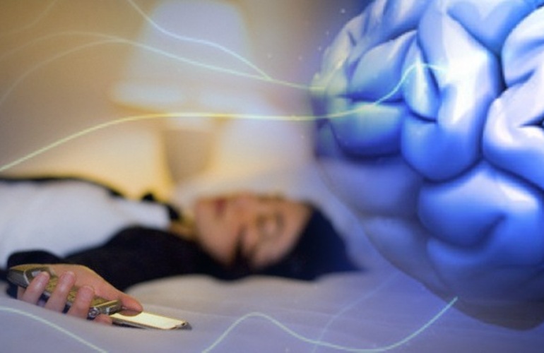 Imagen de Un 40% despiertan al borde de la hemorragia cerebral por dormir con el celular bajo la almohada
