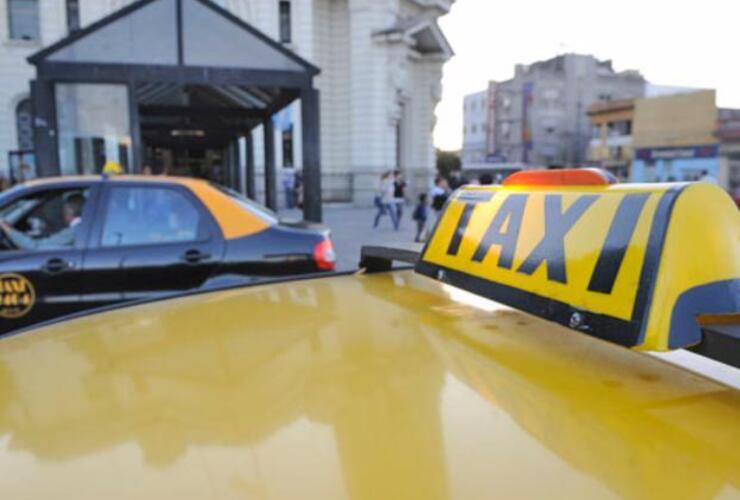Tanto conductores como dueños de taxis coinciden en que está despuntando un año en que los costos del servicio tallarán en los sueldos y las tarifas. Foto: Héctor Rio. La Capital