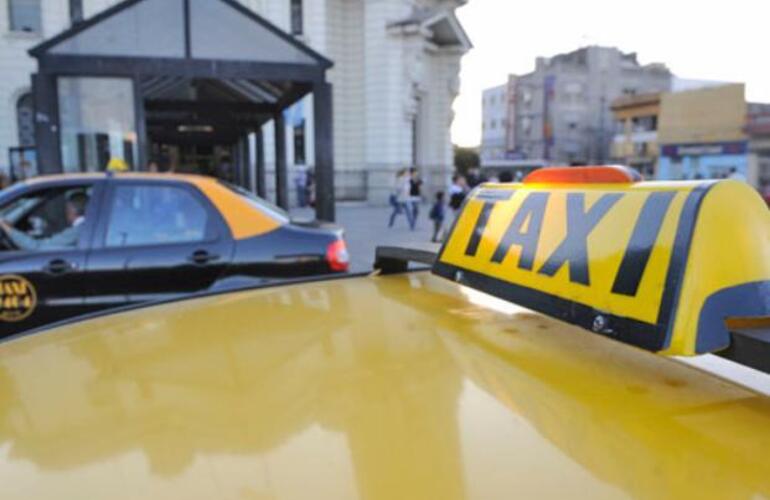 Tanto conductores como dueños de taxis coinciden en que está despuntando un año en que los costos del servicio tallarán en los sueldos y las tarifas. Foto: Héctor Rio. La Capital