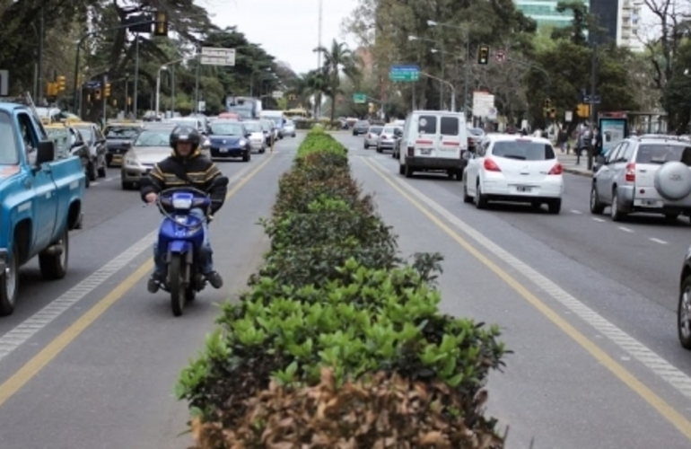 Conducir en las bicisendas, una infracción grave.