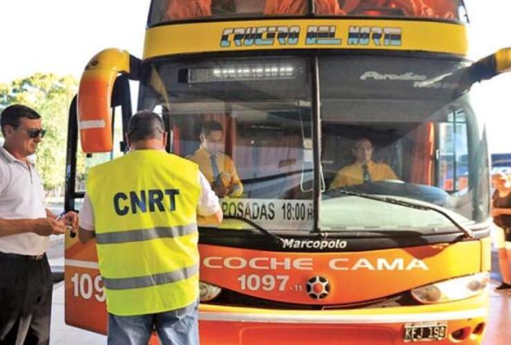 Un inspector de la Comisión Nacional de Regulación del Transporte inspeccionó ayer un micro de larga distancia antes de su partida de Rosario. Foto: Virginia Benedetto. La Capital