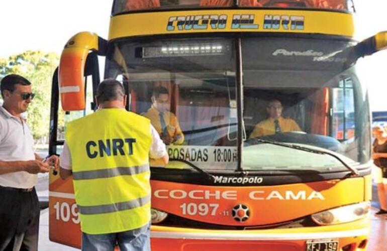 Un inspector de la Comisión Nacional de Regulación del Transporte inspeccionó ayer un micro de larga distancia antes de su partida de Rosario. Foto: Virginia Benedetto. La Capital