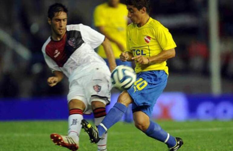 Newell's debuta en la Copa de Oro en Mar del Plata ante Independiente, que eligió vestir de amarillo.