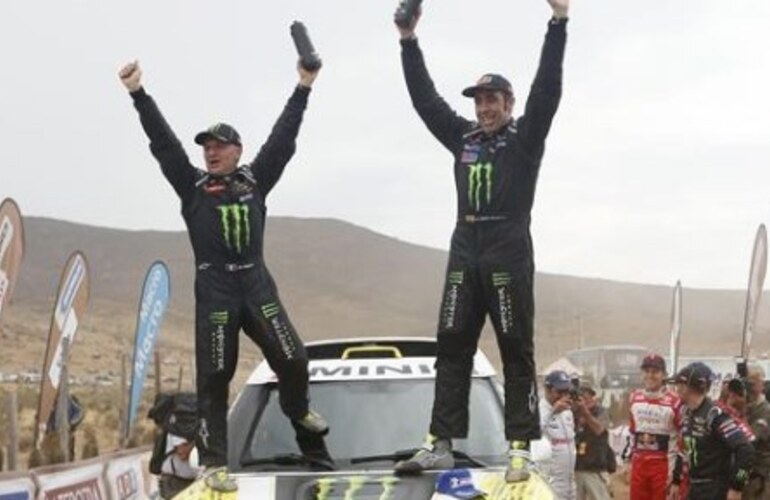 El espa&ntilde;ol Nani Roma festeja junto a su ladero sobre el Mini campe&oacute;n. Foto: EFE