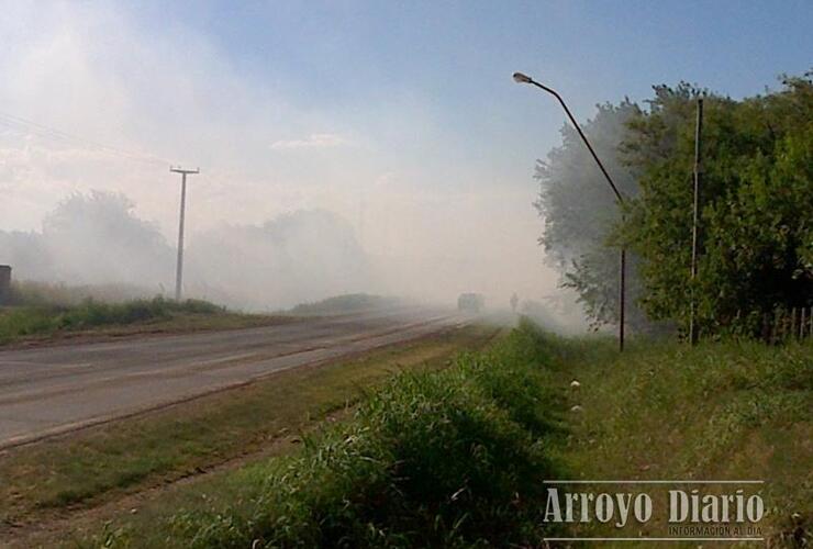 El humo se extendió sobre la ruta lo que impedía la buena visibilidad sobre la calzada. Foto: Maximiliano Pascual para AD