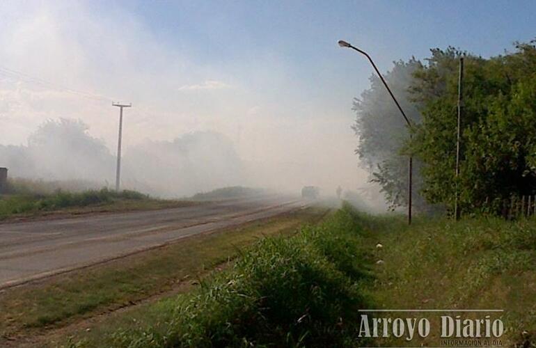 El humo se extendió sobre la ruta lo que impedía la buena visibilidad sobre la calzada. Foto: Maximiliano Pascual para AD El humo se extendió sobre la ruta lo que impedía la buena visibilidad sobre la calzada. Foto: Maximiliano Pascual para AD