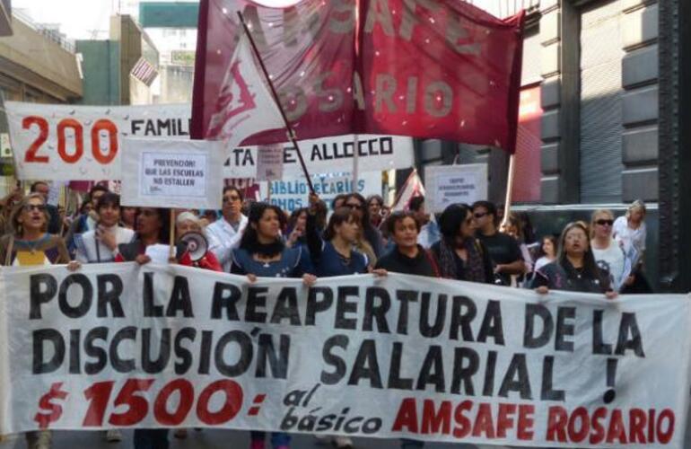 Imagen de El 5 de febrero arrancan las negociaciones salariales de docentes y estatales