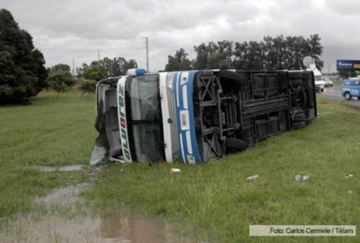 Imagen de Accidente: Un muerto y 32 heridos al volcar un micro