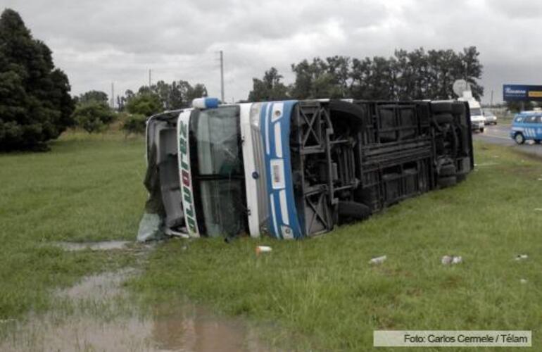 Imagen de Accidente: Un muerto y 32 heridos al volcar un micro