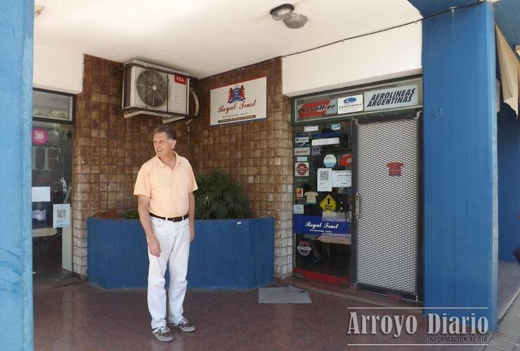 Sergio Ricci víctima de la rotura de una de las puertas de su local